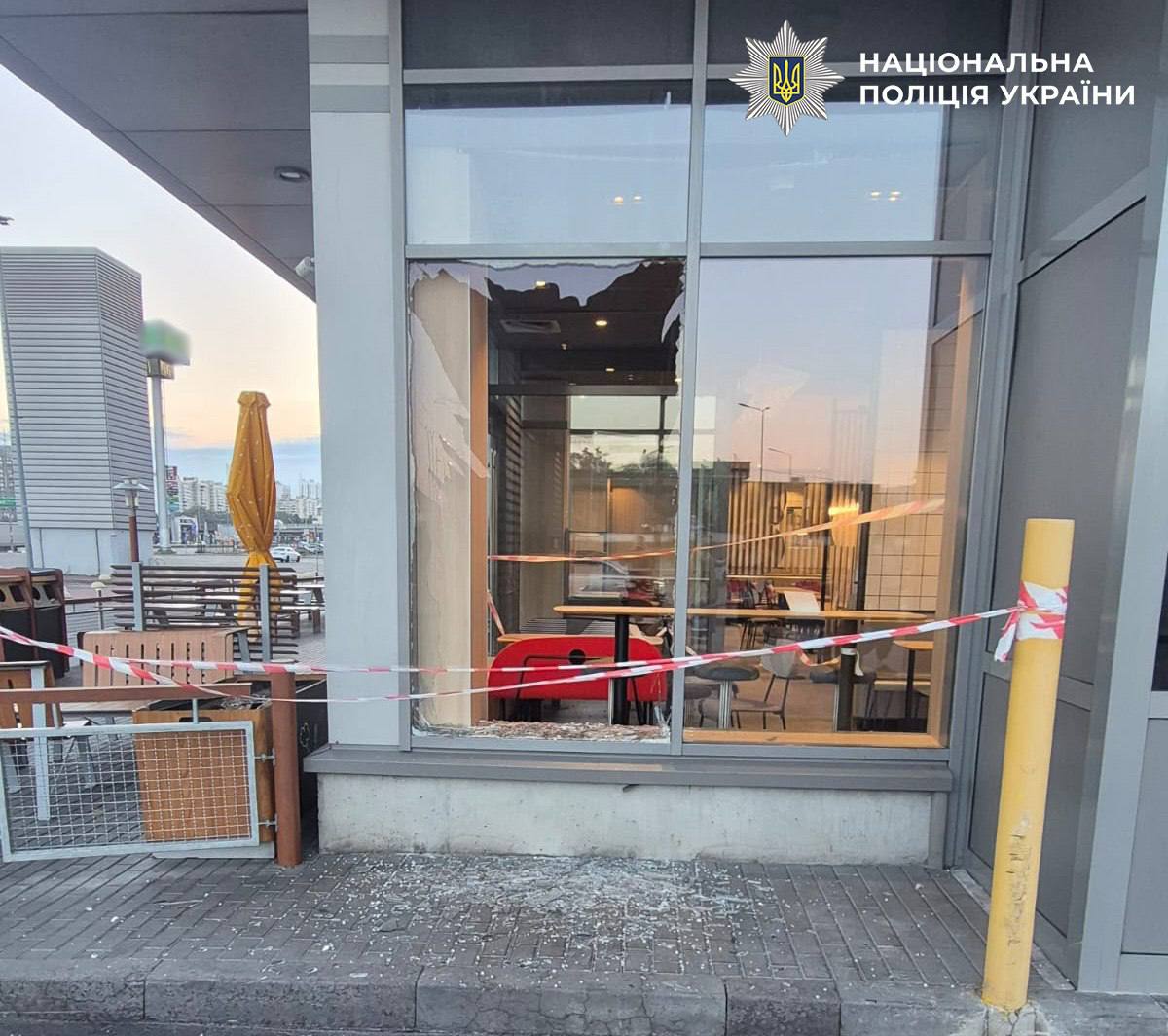 В Киеве поврежден McDonald's в результате дроновой атаки: полиция показала фото